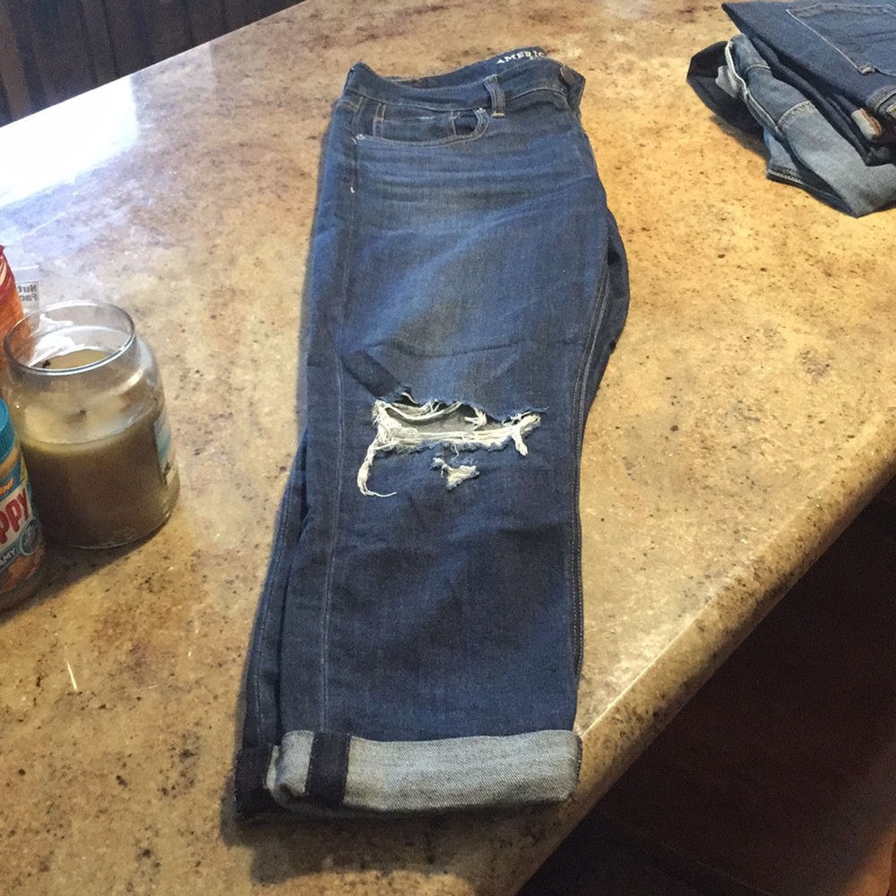 Women's American eagle tomgirl jeans distressed